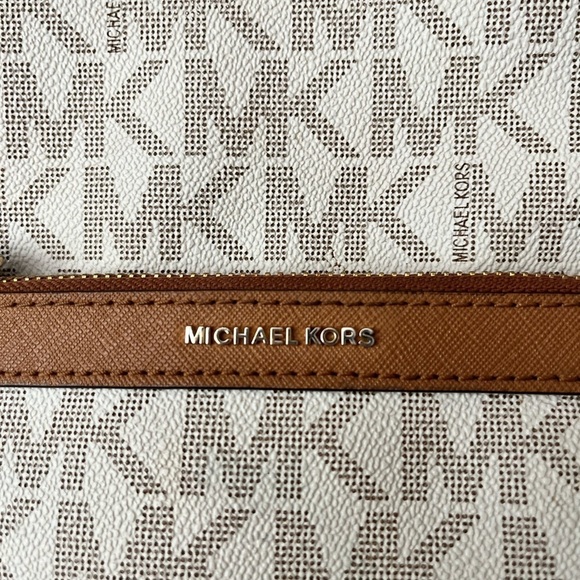 Michael Kors Signature Jet Set Charm Large  Crossbody - Picture 2 of 5